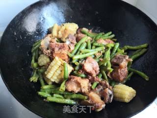 排骨炖玉米豆角的做法步骤：18