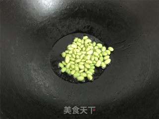 青椒毛豆炒雪菜的做法步骤：2