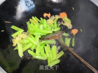 双耳炒芹菜的做法步骤：9