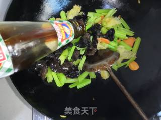 双耳炒芹菜的做法步骤：10