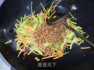 香菜胡萝卜炒肉丝的做法步骤：14