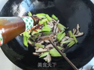 香菇炒芹菜的做法步骤：11