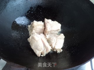 土豆焖排骨的做法步骤：1