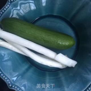 木耳拌乳瓜的做法步骤：1