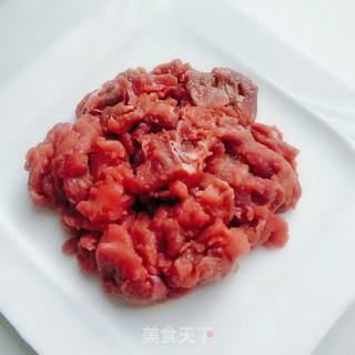 芹菜梗炒牛肉的做法步骤：2