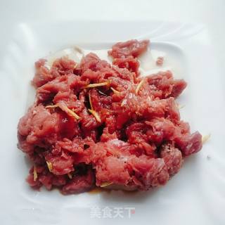 芹菜梗炒牛肉的做法步骤：5