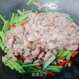 芹菜梗炒牛肉的做法步骤：17