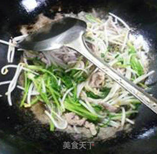 香菜里脊肉炒绿豆芽的做法步骤：11