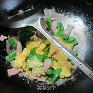 荷兰豆咸肉炒鸡蛋的做法步骤：11