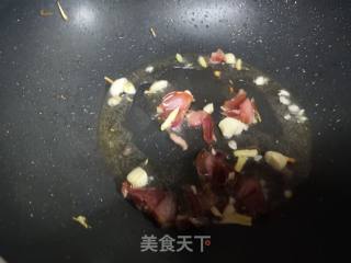 娃娃菜炒腊肉的做法步骤：2