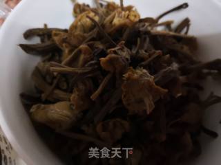 蘑菇炖鸡肉的做法步骤：2