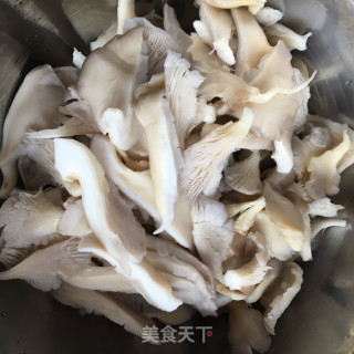 平菇烩肉片的做法步骤：1