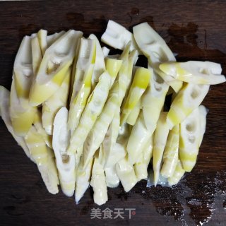 五花肉酸菜炖苦笋的做法步骤：2