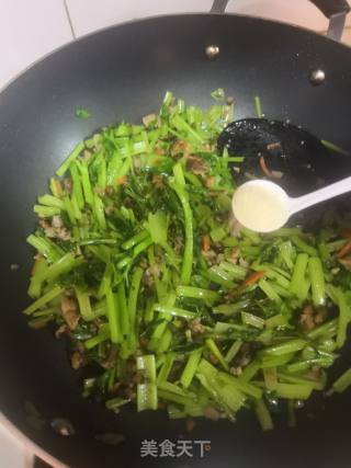 香菇肉末炒芹菜的做法步骤：4