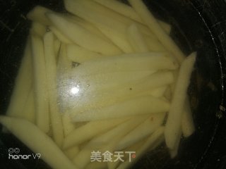 卤肉焖土豆条的做法步骤：2