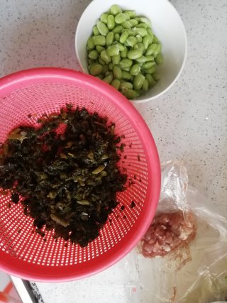 雪菜肉丝炒毛豆的做法步骤：1