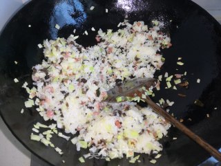 包菜木耳火腿炒饭的做法步骤：9