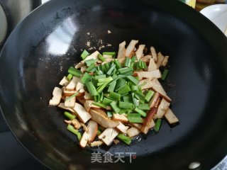 蒜苗炒豆干的做法步骤：5