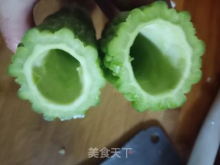 苦瓜炒鸡蛋的做法步骤：2