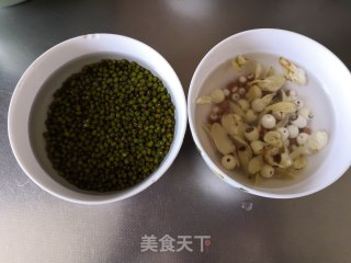 芡实绿豆莲子汤的做法步骤：1