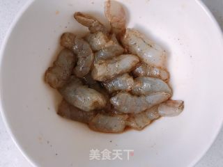 西葫芦炒虾仁的做法步骤：2