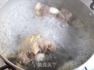 蟹味菇牛尾汤的做法步骤：2