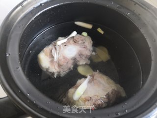 蟹味菇牛尾汤的做法步骤：3