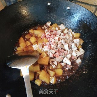 土豆腊肉蘑菇鸡肉焖饭的做法步骤：4