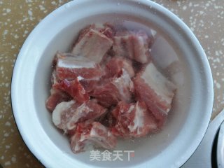 【无肉不欢】～土豆蒸排骨的做法步骤：1