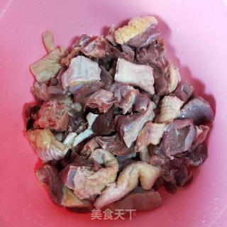 杂味鸭肉煲的做法步骤：1