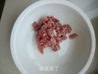 肉丁香菇炒蒜薹的做法步骤：2