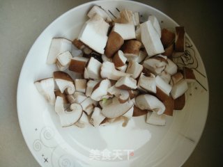 肉丁香菇炒蒜薹的做法步骤：3