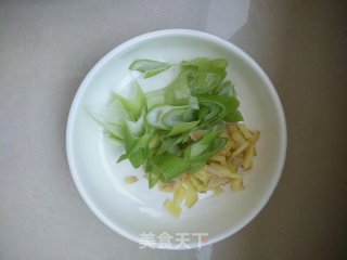 肉丁香菇炒蒜薹的做法步骤：5