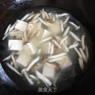 菌菇豆腐丸子汤的做法步骤：8