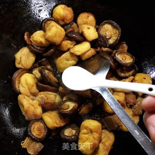 香菇烧油豆腐的做法步骤：6