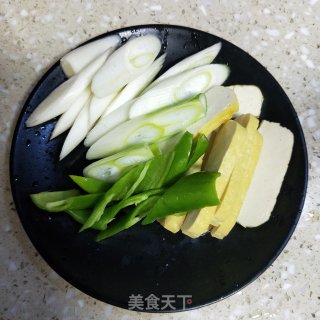 葱香豆干的做法步骤：2