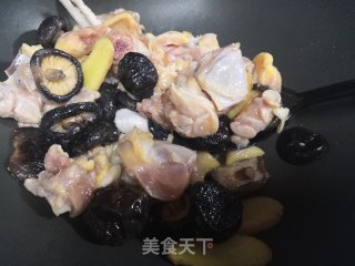 香菇焖土鸡的做法步骤：3