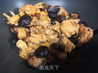 香菇焖土鸡的做法步骤：4