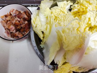 鸡肉粒炒娃娃菜的做法步骤：1