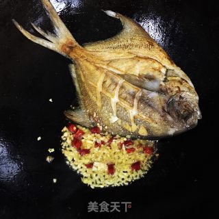 豆豉烧鲳鱼的做法步骤：4