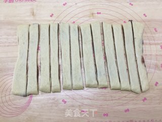 豆沙花朵面包的做法步骤：12