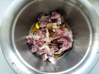 尖椒黄瓜炒肉片的做法步骤：2