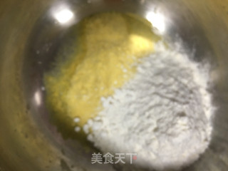 玉米面韭菜鸡蛋饼的做法步骤：2