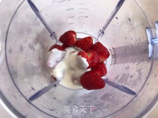 草莓奶油雪糕的做法步骤：2