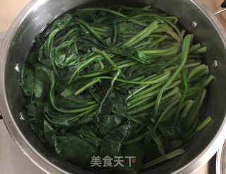 麻酱蒜泥拌菠菜的做法步骤：2