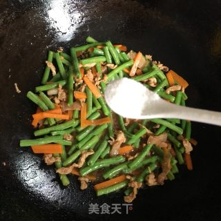 胡萝卜豆角炒肉丝的做法步骤：11