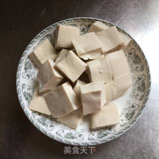 五花肉烧豆腐的做法步骤：1