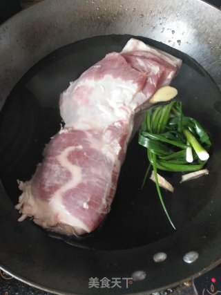 “下酒菜”砂锅红烧肉的做法步骤：1