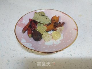 “下酒菜”砂锅红烧肉的做法步骤：2