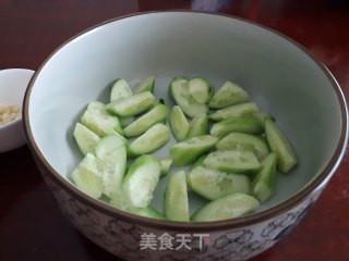 椒油蒜泥黄瓜的做法步骤：2